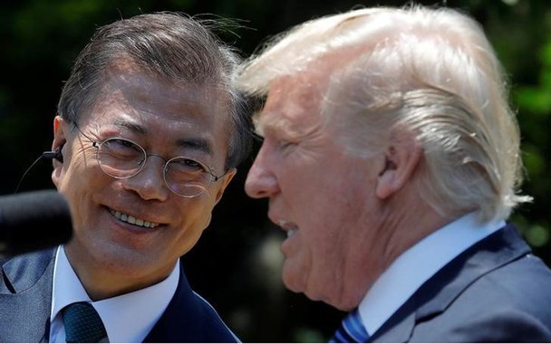Presidentes dos EUA, Donald Trump, e da Coreia do Sul, Moon Jae-in, falam a jornalistas 30/06/2017 REUTERS/Carlos Barria