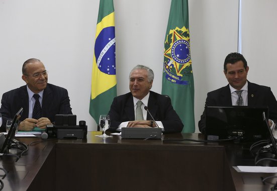 Brasília - O ministro Eliseu Padilha, o presidente em exercício, Michel Temer e o ministro Maurício Quintela em reunião com ministros do núcleo de infra-estrutura (José Cruz/Agência Brasil)