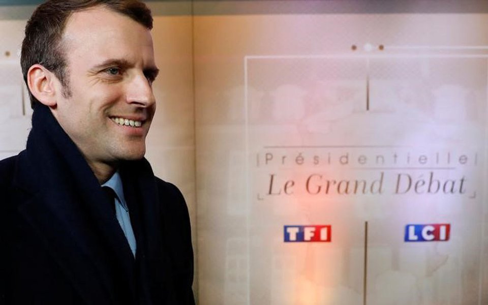 Emmanuel Macron, candidato à eleição presidencial da França de 2017, chega para um debate organizado pelo canal de TV privado francês TF1, em Aubervilliers, França 20/03/2017 REUTERS/Patrick Kovarik/Pool
