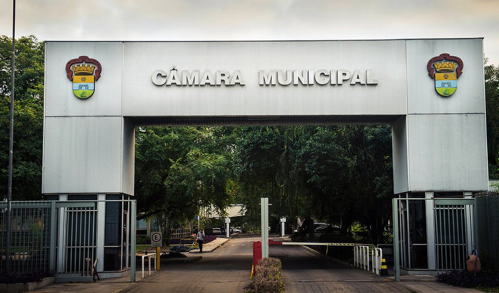 Entrada lateral da Câmara Municipal de Porto Alegre. Palácio Aloísio Filho.