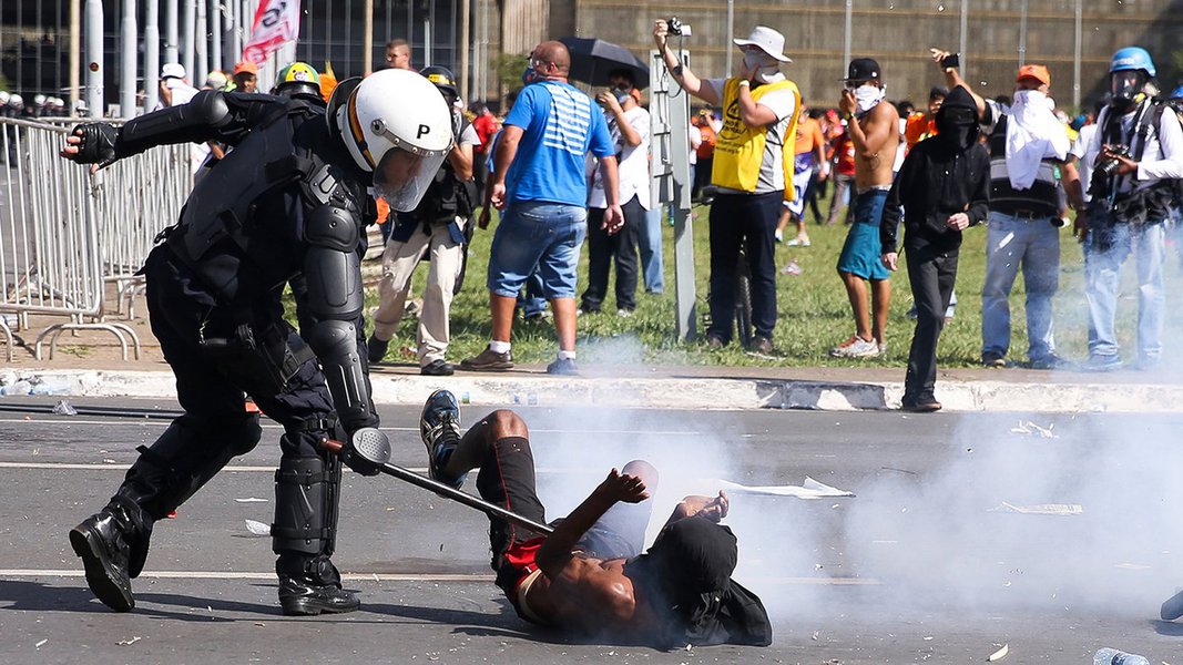 Brasília - Polícia Militar e manifestantes entram em confronto na Esplanada dos Ministérios durante protesto contra o governo do presidente Temer e reformas trabalhista e da Previdência (Marcelo Camargo/Agência Brasil)