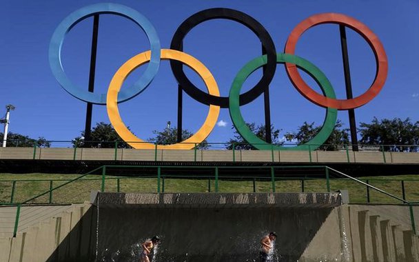 Crianças brincam perto de anéis olímpicos no parque de Madureira, no Rio de Janeiro 02/08/2017 REUTERS/Ricardo Moraes
