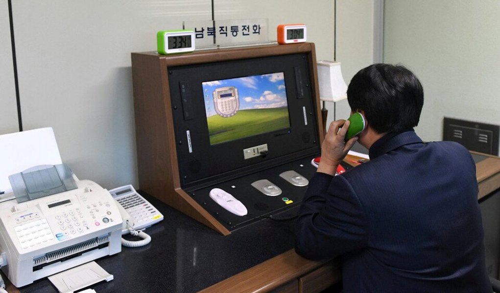 Agente sul-coreano checa linha de comunicação com Coreia do Norte no vilarejo de Panmunjom, na Coreia do Sul 03/01/2018 Yonhap via REUTERS
