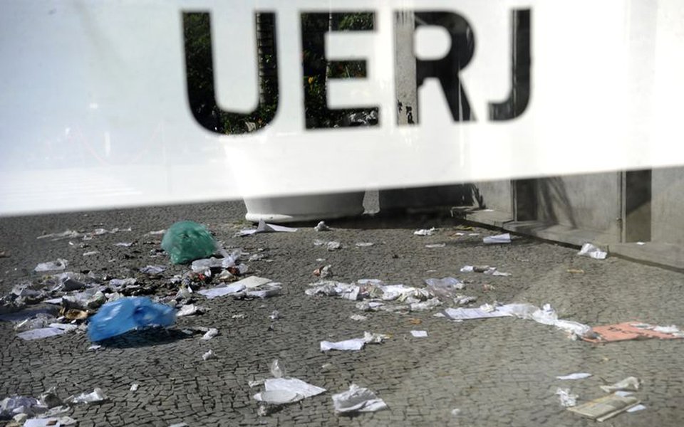 Lixo espalhado nos corredores e entradas da Universidade do Estado do Rio de Janeiro (UERJ) durante greve de funcion�rios terceirizados da limpeza, por falta de pagamento (Fernando Fraz�o/Ag�ncia Brasil)