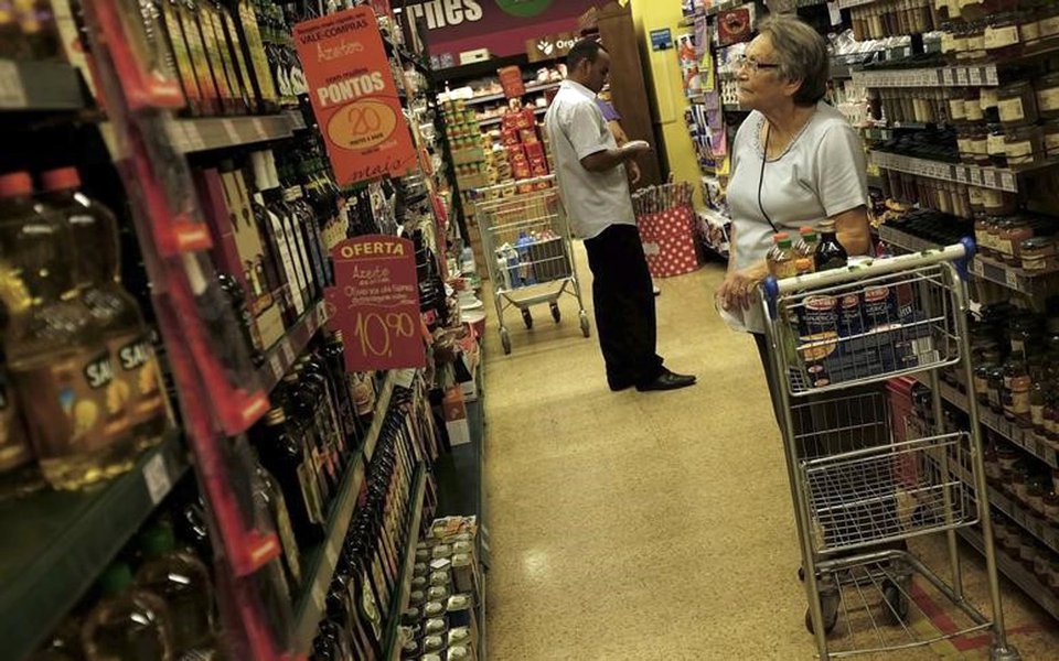 Consumidor olha preços em supermercado em São Paulo. 10/01/2014 REUTERS/Nacho Doce