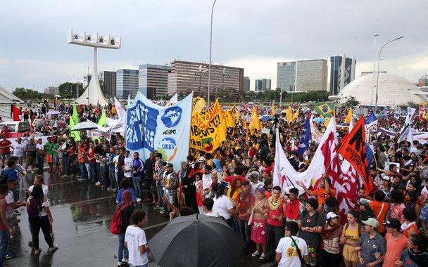 Brasília - Estudantes fazem protesto na Esplanada dos Ministérios (Wilson Dias/Agência Brasil)