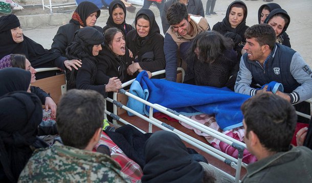 Pessoas reagem ao lado de corpo após terremoto na província de Kermanshah, no Irã 13/11/2017 REUTERS/Agência de notícias Tasnim