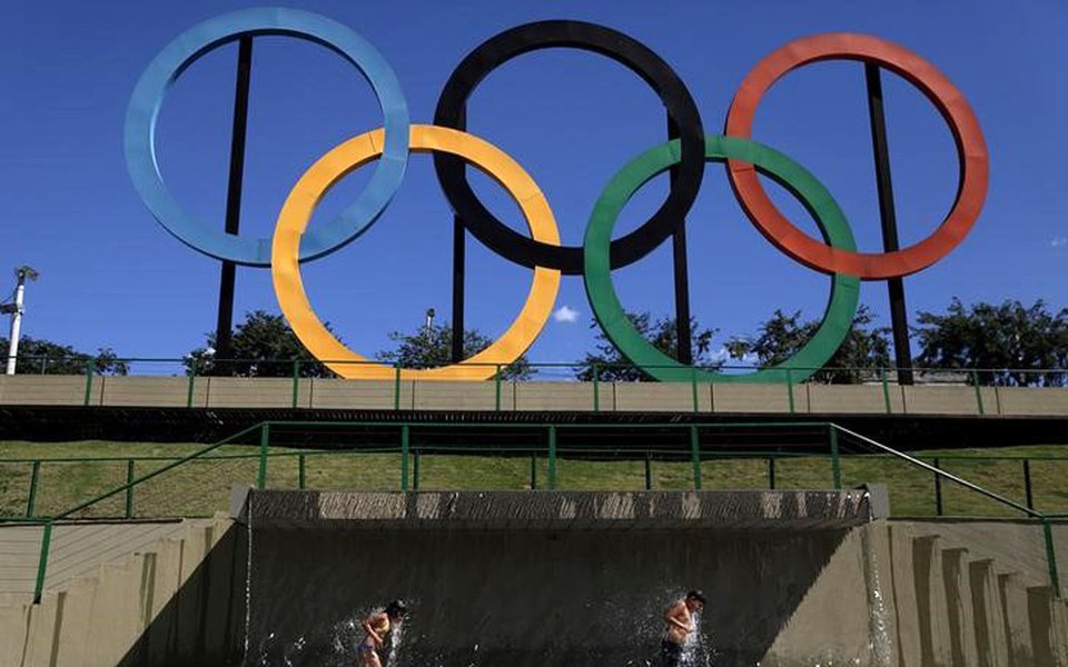 Crianças brincam perto de anéis olímpicos no parque de Madureira, no Rio de Janeiro 02/08/2017 REUTERS/Ricardo Moraes
