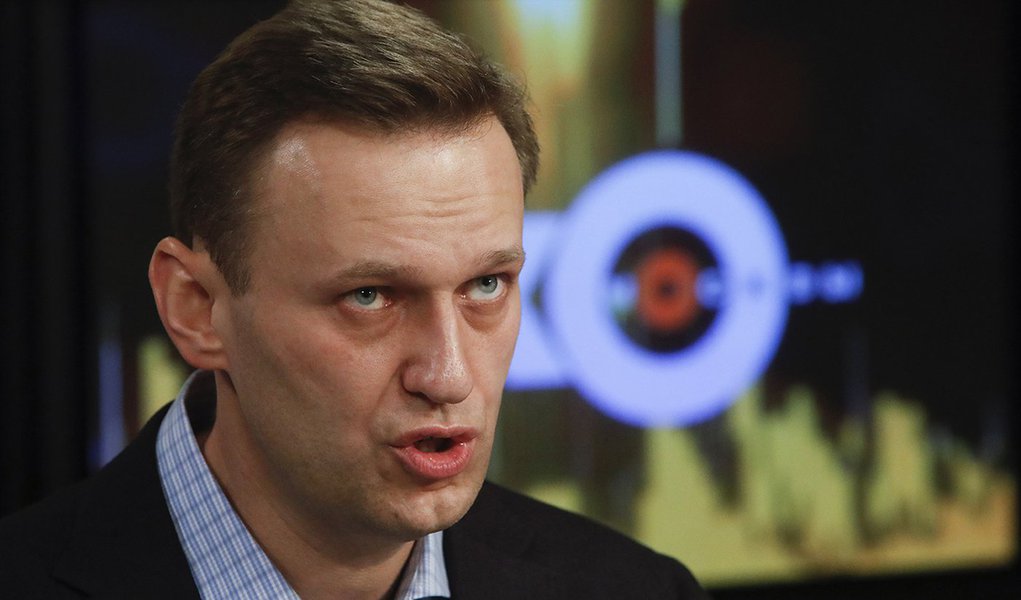 Líder opositor russo Alexei Navalny fala a uma rádio em Moscou 27/12/2017 REUTERS/Sergei Karpukhin