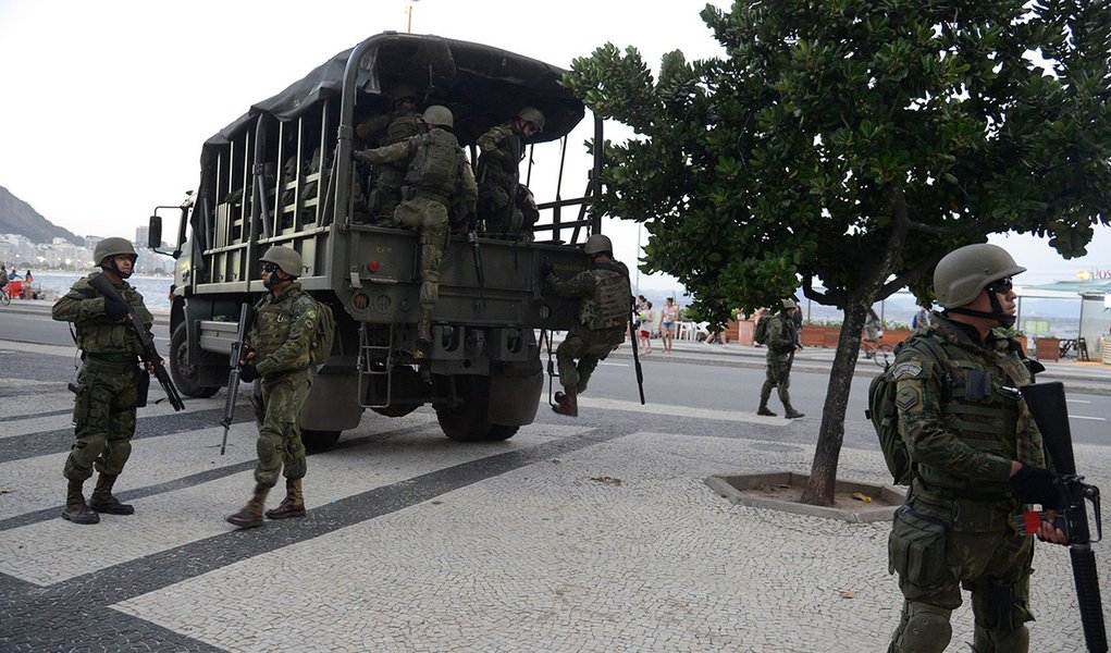 Rio de Janeiro - Forças Armadas atuam na segurança pública na praia de Copacabana, zona sul da capital fluminense (Tomaz Silva/Agência Brasil)