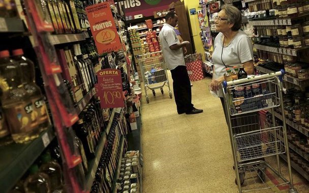 Consumidor olha preços em supermercado em São Paulo. 10/01/2014 REUTERS/Nacho Doce