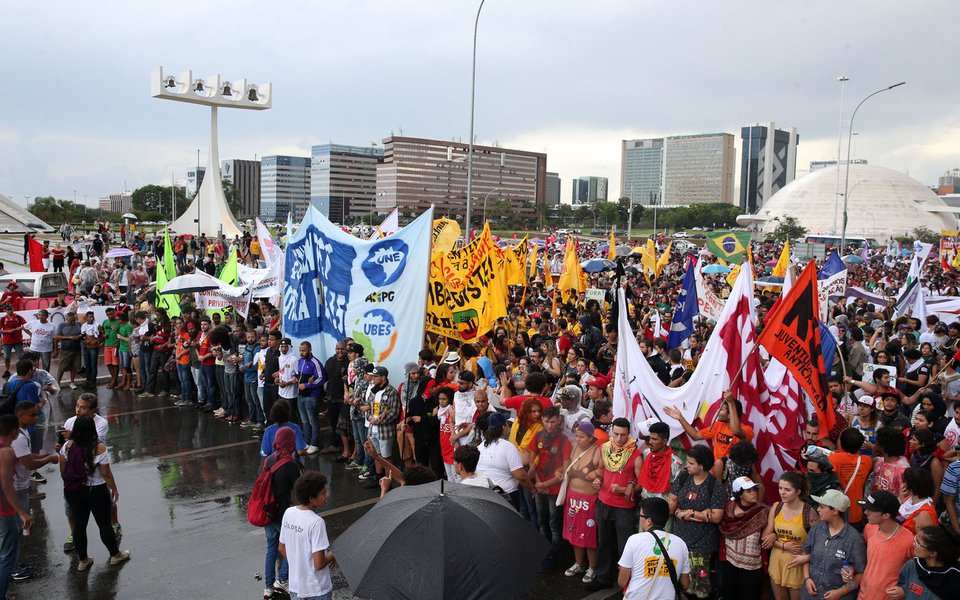 Brasília - Estudantes fazem protesto na Esplanada dos Ministérios (Wilson Dias/Agência Brasil)