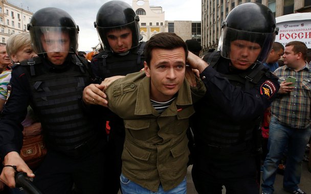 Policiais russos detém manifestante Ilya Yashin durante protesto anticorrupção organizado por líder de oposição Alexei Navalny, em Moscou. 12/06/2017 REUTERS/Sergei Karpukhin
