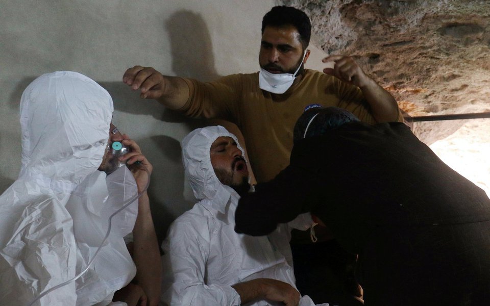 Homem respira com o auxílio de máscara de oxigênio, após suposto ataque de gás químico na província de Idlib, na Síria 04/04/2017 REUTERS/Ammar Abdullah