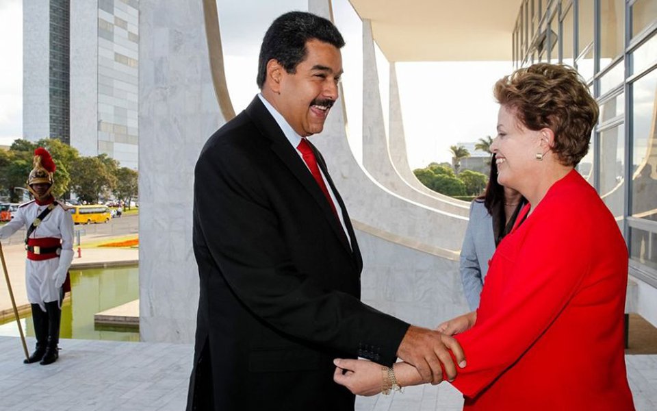 Maduro cumprimenta a presidente Dilma
