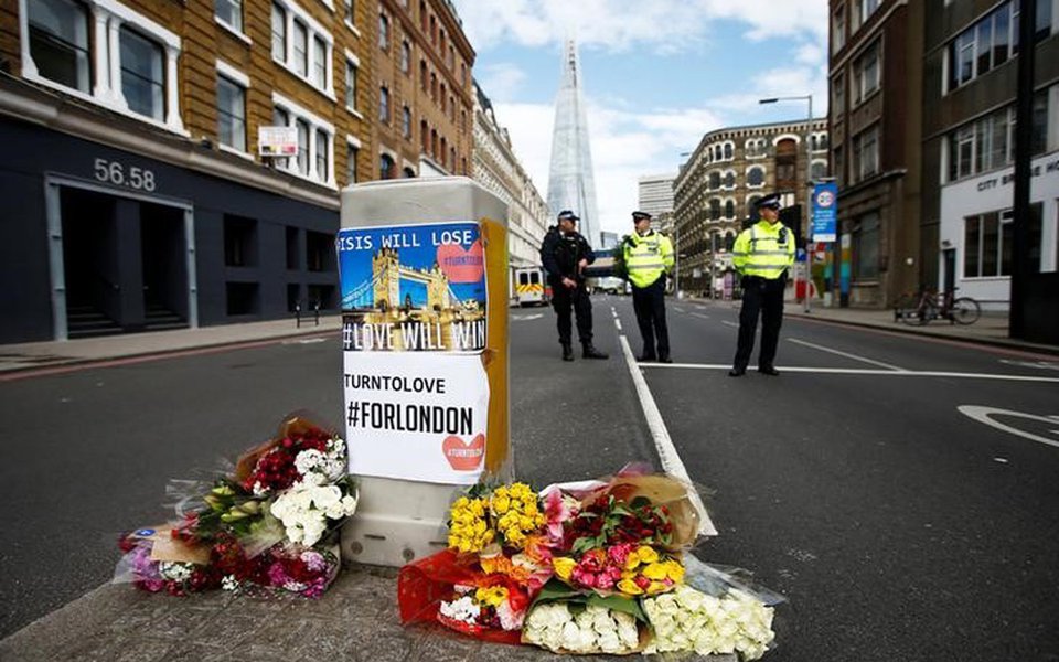 Flores e mensagens são deixadas perto de cordão policial nas proximidades do Borough Market, após ataque deixar 7 pessoas mortas no centro de Londres. 04/06/2017 REUTERS/Peter Nicholls