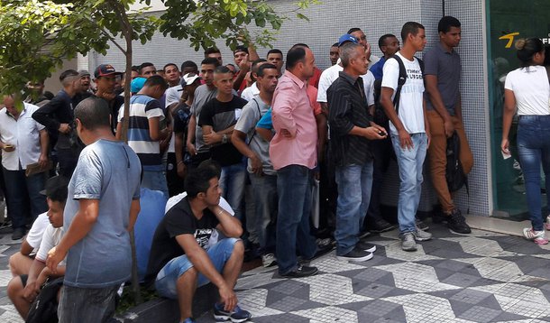 21/02/2017- São Paulo- SP, Brasil- Empresa de tercerização de segurança e limpeza seleciona candidatos, causando grandes filas, no bairro de Campos Elíseos, no centro de São Paulo. Foto: Cesar Itiberê / Fotos Públicas