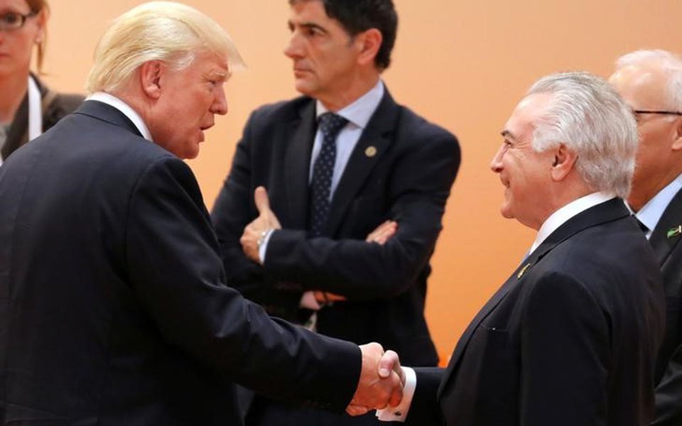 Temer e Trump se cumprimentam na cúpula do G20 em Hamburgo 8/7/2017 REUTERS/Ludovic Marin/Divulgação