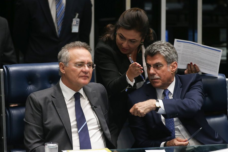Brasília - Presidente do Senado, Renan Calheiros e os senadores Kátia Abreu e Romero Jucá, durante sessão para analisar o PLS 204/2016 (Fabio Rodrigues Pozzebom/Agência Brasil)