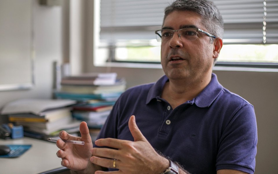 06/04/2016 - PORTO ALEGRE, RS - Entrevista com Rodrigo Azevedo, coordenador do Programa de Pós-Graduação de Ciências Sociais da PUCRS. Foto: Joana Berwanger/Sul21