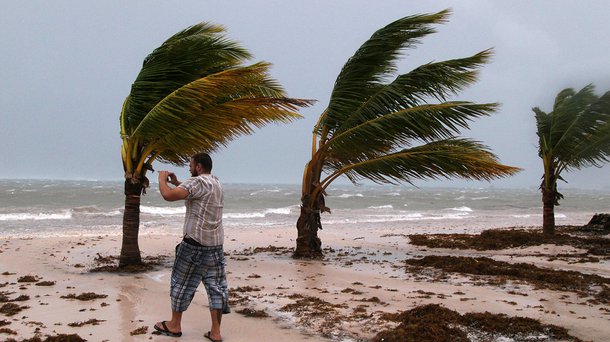 Homem fotografa ondas antes da chegada do furacão Maria em Punta Cana, na República Dominicana 20/09/2017 REUTERS/Ricardo Rojas