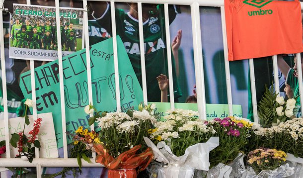 Chapecó (SC) - Arena Condá se transformou no ponto de reunião de torcedores, jogadores e parentes das vítimas que com cartazes, fotos e flores fazem homenagem a equipe que morreu no acidente (Daniel Isaia/Agência Brasil)