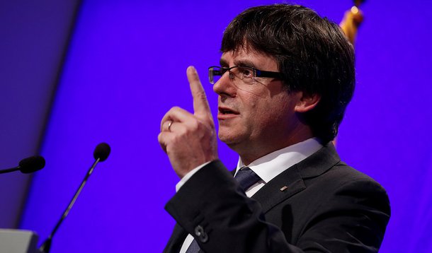 Presidente da Catalunha, Carles Puigdemont, durante coletiva de imprensa, em Barcelona 02/10/2017 REUTERS/Albert Gea