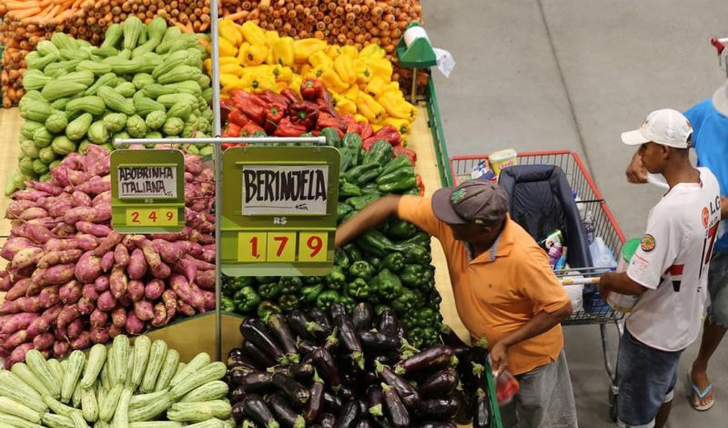 Consumidores em mercado de São Paulo. 11/01/2017 REUTERS/Paulo Whitaker