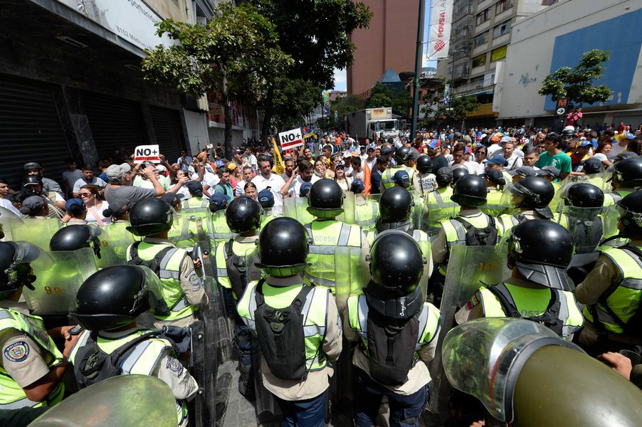 Manifestantes e polícia se enfrentam em Caracas, Venezuela, protesto   AFP PHOTO / FEDERICO PARRA (Photo credit should read FEDERICO PARRA/AFP/Getty Images)
