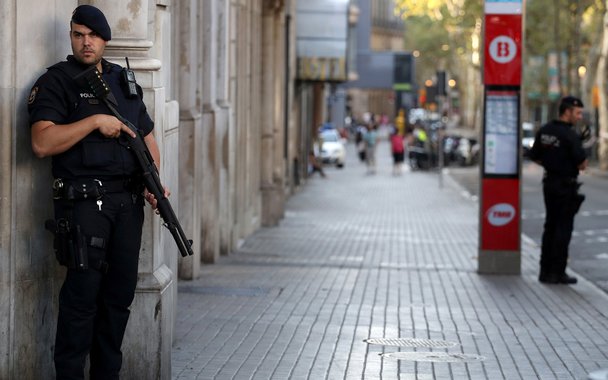Agente de segurança da Catalunha perto da avenida Las Ramblas, onde uma van atropelou pedestres, em Barcelona 18/08/2017 REUTERS/Sergio Perez