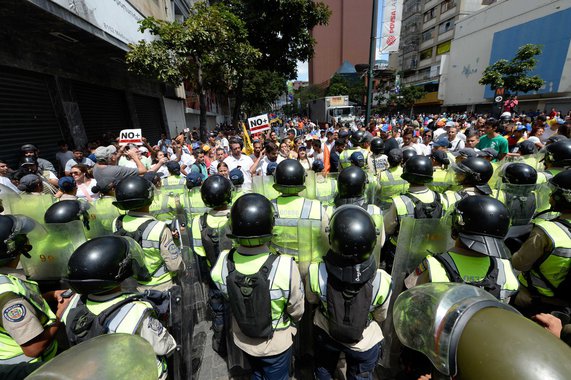 Manifestantes e polícia se enfrentam em Caracas, Venezuela, protesto   AFP PHOTO / FEDERICO PARRA (Photo credit should read FEDERICO PARRA/AFP/Getty Images)