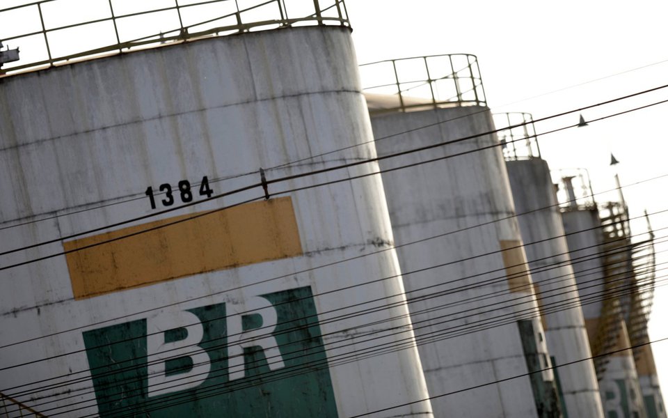 Tanques da Petrobras vistos em Brasília 31/08/2017 REUTERS/Ueslei Marcelino