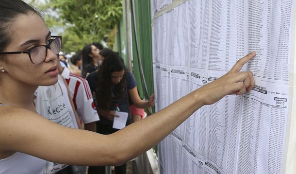 Brasilia - Alunos chegam no Uniceub, para prova do Enem (Valter Campanato/Agência Brasil)