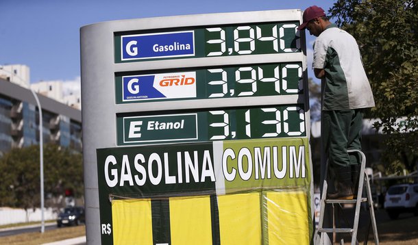 Brasília - Postos de combustíveis ajustam os preços e repassam para o consumidor o aumento da alíquota do PIS e Cofins pelo litro da gasolina(Marcelo Camargo/Agência Brasil)