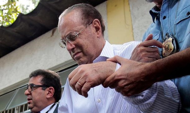 Deputado Paulo Maluf é escoltado pela Polícia Federal na saída de Instituto Médico Legal, em São Paulo 20/12/2017. REUTERS/Leonardo Benassatto