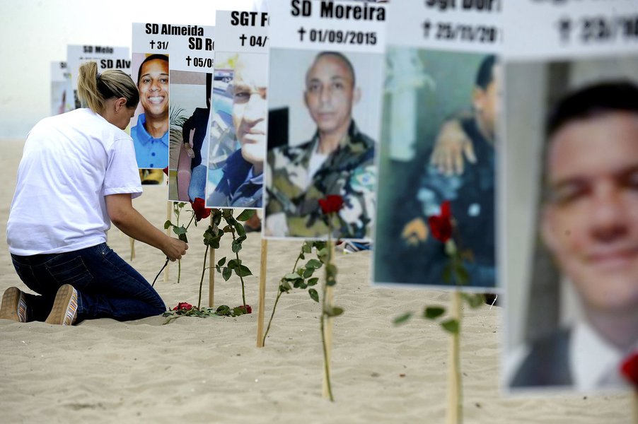 Rio de Janeiro - A ONG Rio da Paz faz ato público em memória dos PMs mortos em 2015. Fotos de todos os policiais que sofreram morte violenta foram espalhadas na areia de Copacabana (Tânia Rêgo/Agência Brasil)
