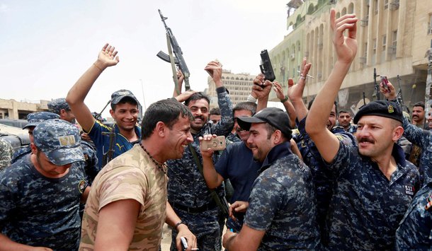 Tropas do Iraque comemoram vitória sobre extremistas do Estado islâmico em Mosul