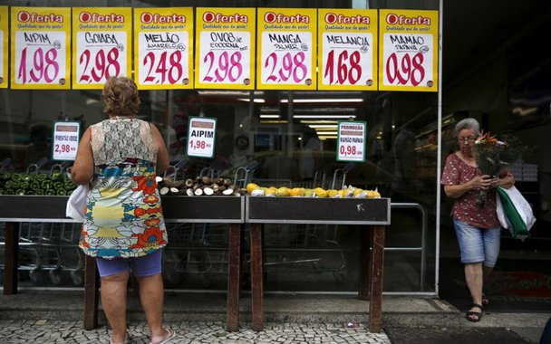 A woman looks on prices at a food market in Rio de Janeiro, Brazil, January 21, 2016. REUTERS/Pilar Olivares