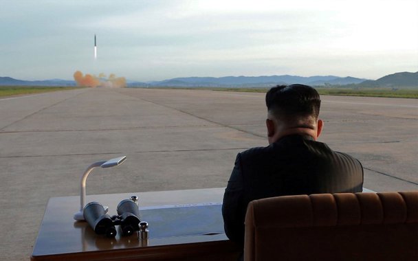 Líder norte-coreano, Kim Jong Un, assiste lançamento de míssil Hwasong-12 em foto divulgada pela agência de notícias oficial da Coreia do Norte, KCNA 16/09/2017 KCNA via REUTERS