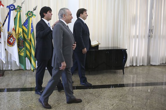 29/08/2017- Brasília - DF, Brasil- O presidente Michel Temer e os deputados, André Fufuca e Rodrigo Maia durante embarque para a China onde fará visita de Estado ao país e participará da Cúpula do Brics Foto: Antonio Cruz/Agência Brasil