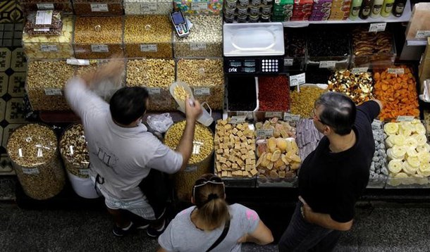 Consumidores fazem compra no Mercado Municipal de São Paulo 06/09/2017 REUTERS/Paulo Whitaker