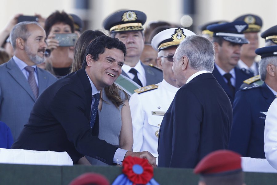 Brasilia, DF, Brasil, 19/04/2017: o presidente Michel Temer e o Juiz federal Sergio Moro se cumprimentam durante solenidade comemorativa ao dia do exercito. Foto: Pedro Ladeira/Folhapress