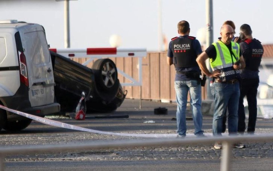 Polícia investiga cena de ataque em Cambrils, ao sul de Barcelona, na Espanha 18/08/2017 REUTERS/Stinger