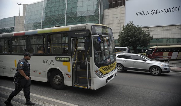 Blitz policial militar revista ônibus com destino às praias, no esquema de segurança antecipado da Operação Verão, contra arrastões ocorridos no fim de semana passado (Fernando Frazão/Agência Brasil)