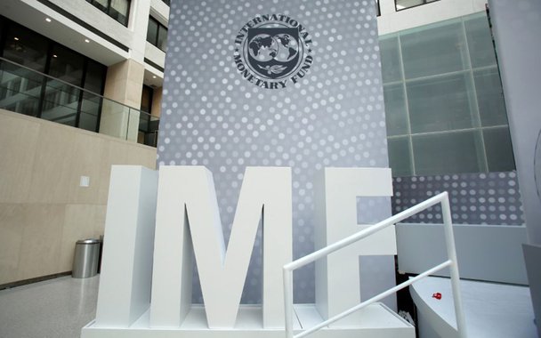 Logo do Fundo Monetário Internacional (FMI) é visto em sede, em Washington