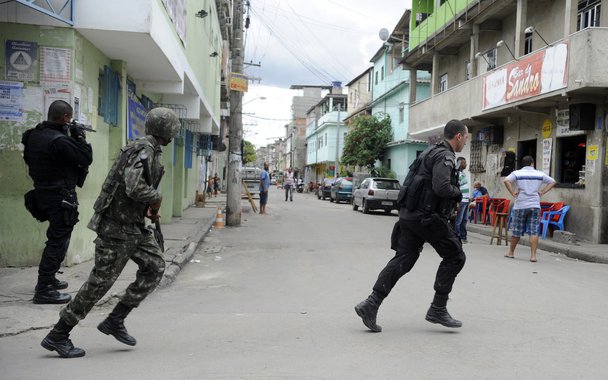 Rio de Janeiro - Equipes do Exército estiveram na manhã de hoje (26) na favela Nova Holanda, no Complexo da Maré, a procura de armas e munições que teriam sido enterradas por traficantes (Tomaz Silva/Agência Brasil)