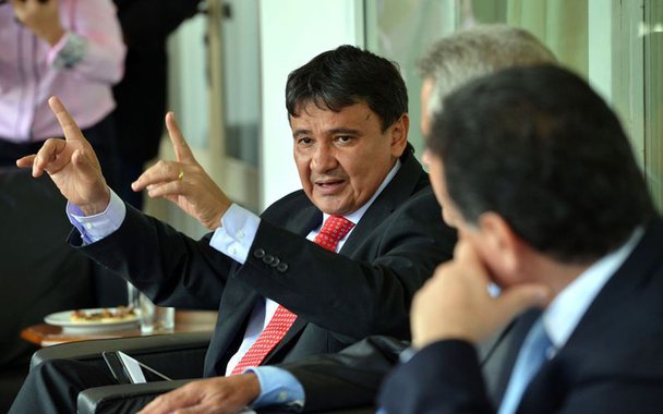 Bras�lia - O governador do Piau�, Wellington Dias participa de reuni�o para discutir sa�das para enfrentar a crise econ�mica e levantar os principais problemas enfrentados pelos estados (Wilson Dias/Ag�ncia Brasil)
