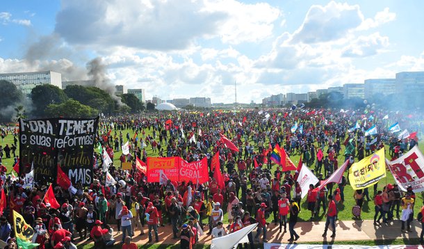 24 05 2017 Brasilia DF Brasil Marcha de trabalhadores das Centrais e movimentos sociais nas esplanadas dos Ministerios om foram impedidos de chegar ao Congresso Nacional foto UGT