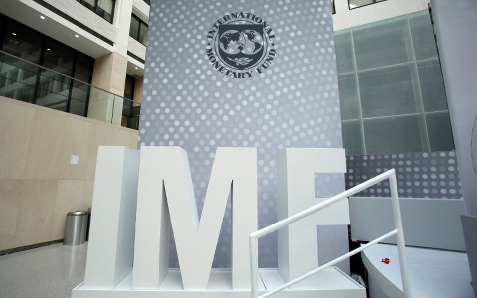 Logo do Fundo Monetário Internacional (FMI) é visto em sede, em Washington