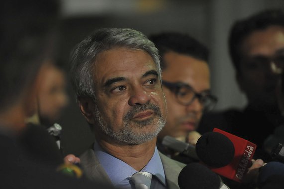 O senador Humberto Costa fala à imprensa sobre a CPI da Petrobras (José Cruz/Agência Brasil)